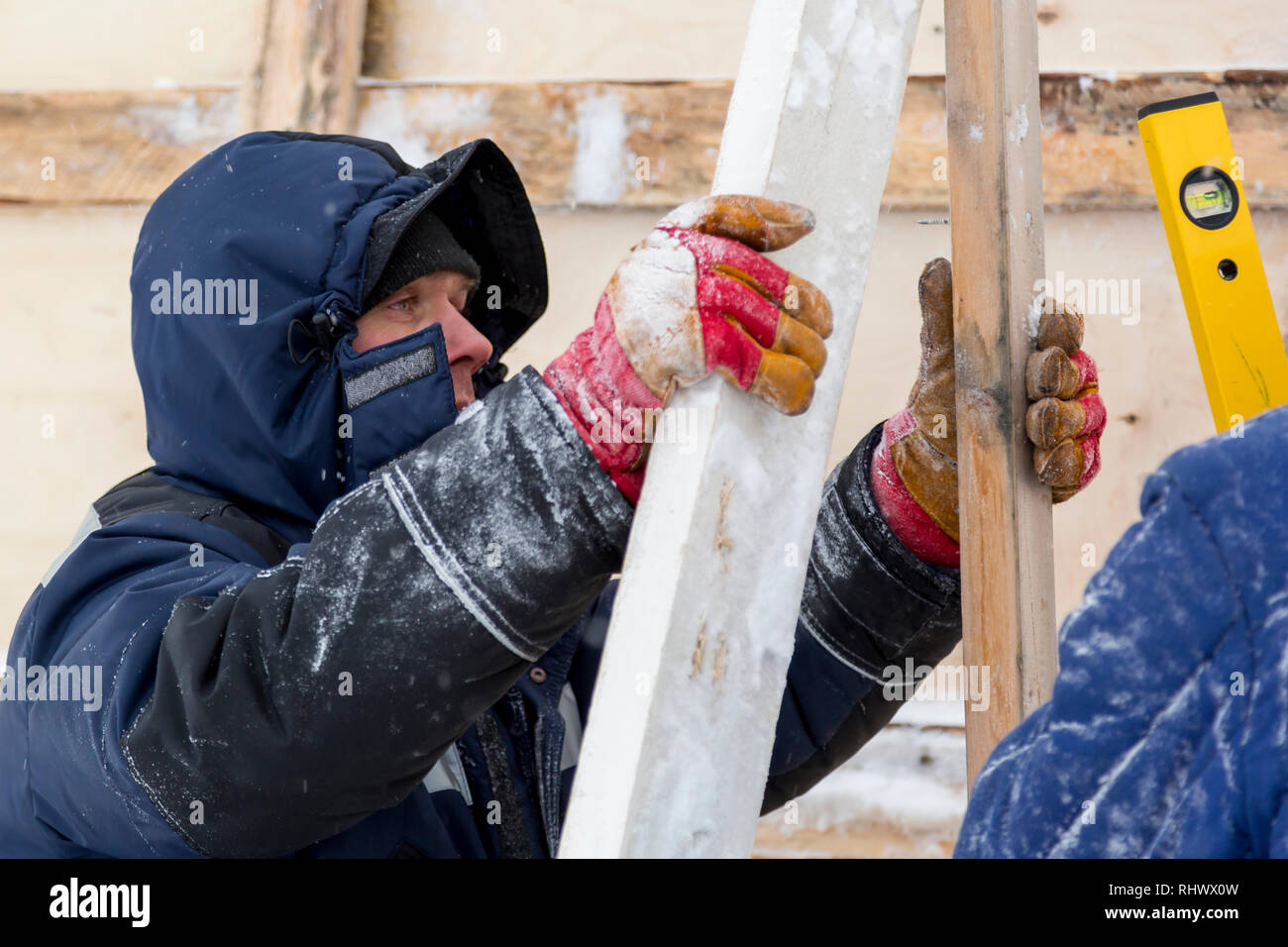 Portrait d'un assembleur dans une veste bleue Banque D'Images