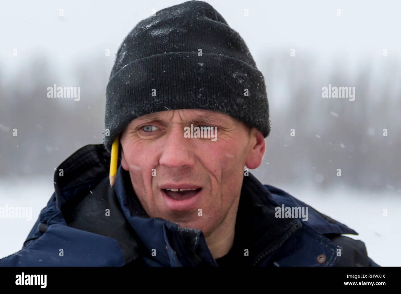 Portrait d'un assembleur dans une veste bleue Banque D'Images
