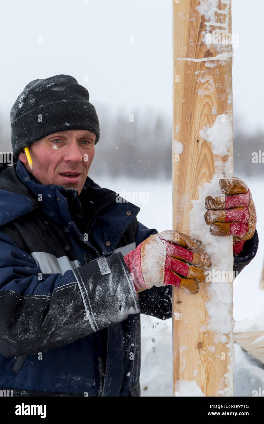 Portrait d'un assembleur dans une veste bleue Banque D'Images