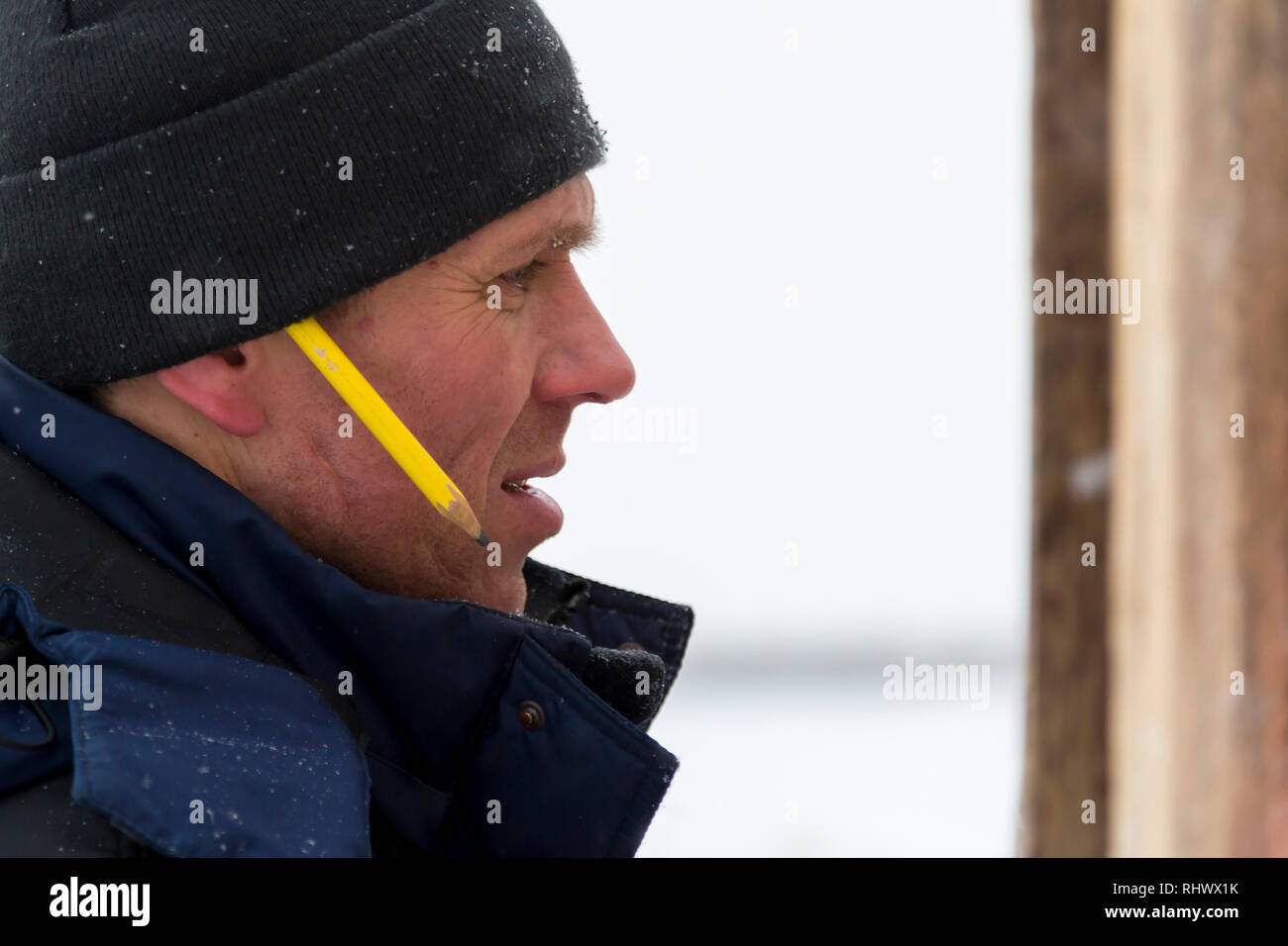 Portrait d'un assembleur dans une veste bleue Banque D'Images