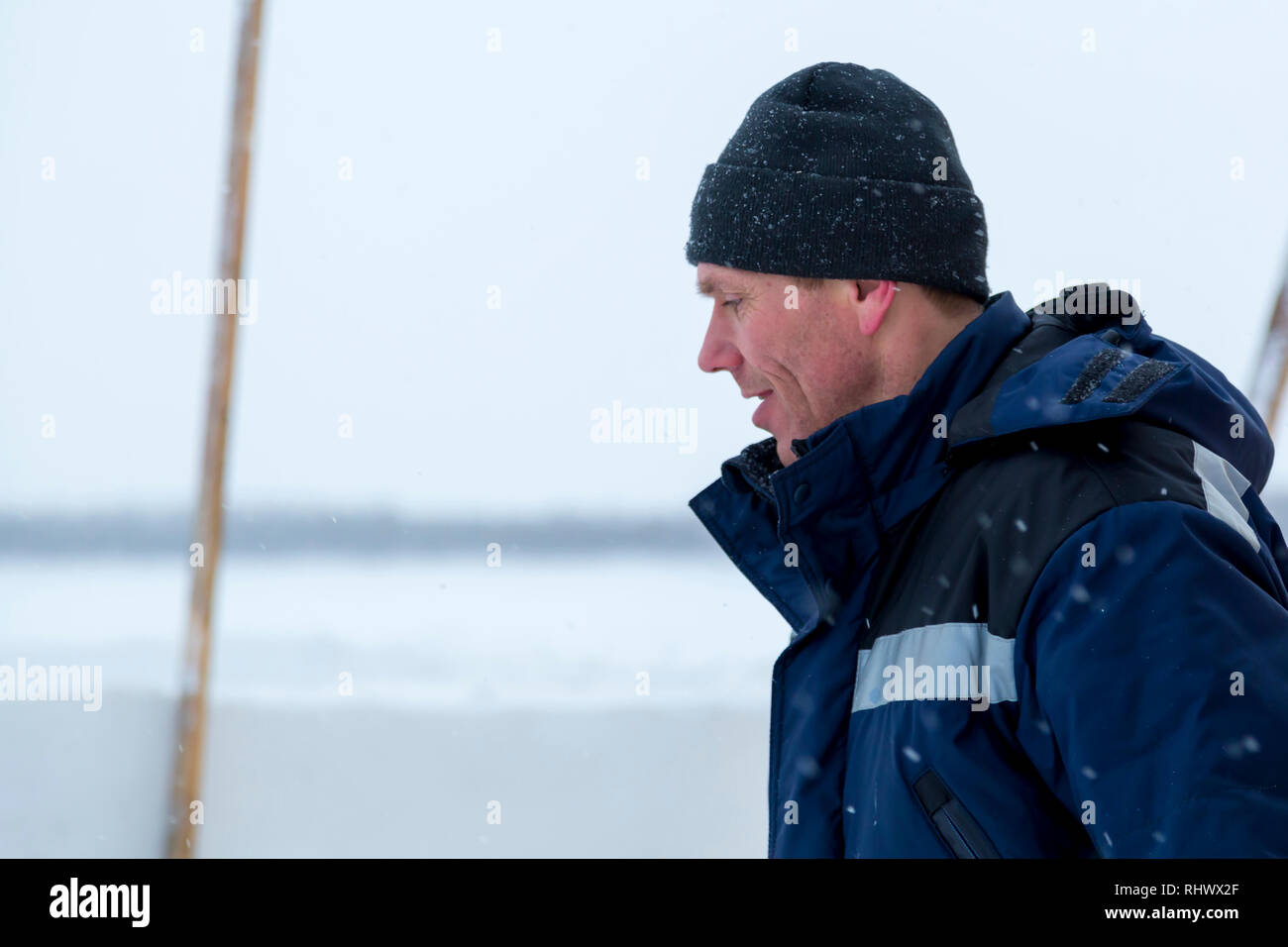Portrait d'un assembleur dans une veste bleue Banque D'Images