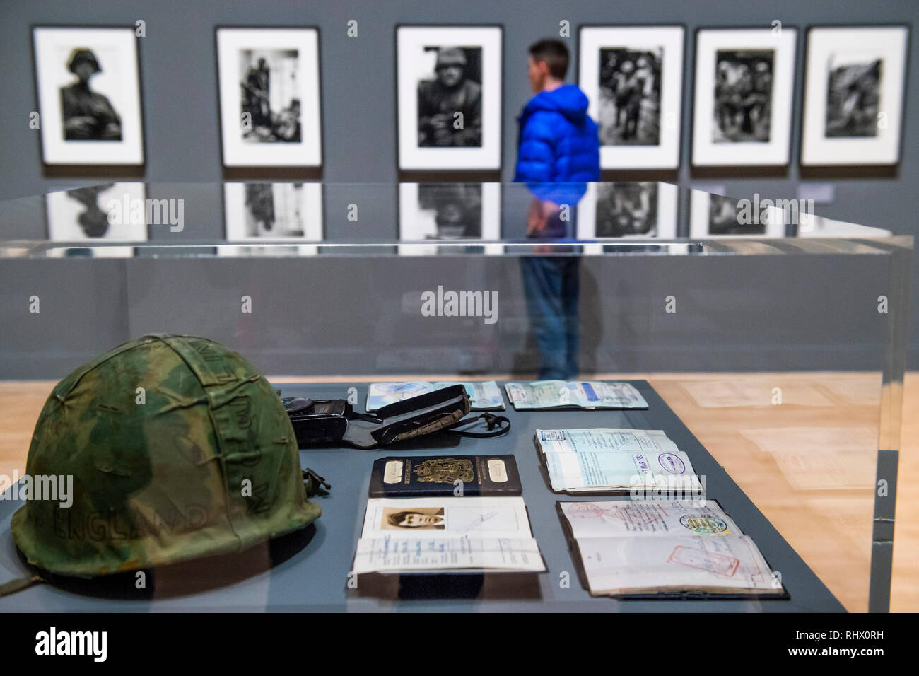 Londres, Royaume-Uni. 4 Février, 2019. Les passeports, caméras et un casque de Magnum, une rétrospective de la photographe britannique Sir Don McCullin à Tate Britain. Avec plus de 250 photographies, toutes imprimées par l'artiste lui-même dans sa propre chambre noire. Souvent pris à de grands risques, ses photographies sont présentées aux côtés des conflits son travail dans la photographie documentaire, son billet d'affectations et son engagement à long terme avec le paysage et la nature morte. L'exposition est présentée du 5 février au 6 mai 2019. Crédit : Guy Bell/Alamy Live News Banque D'Images