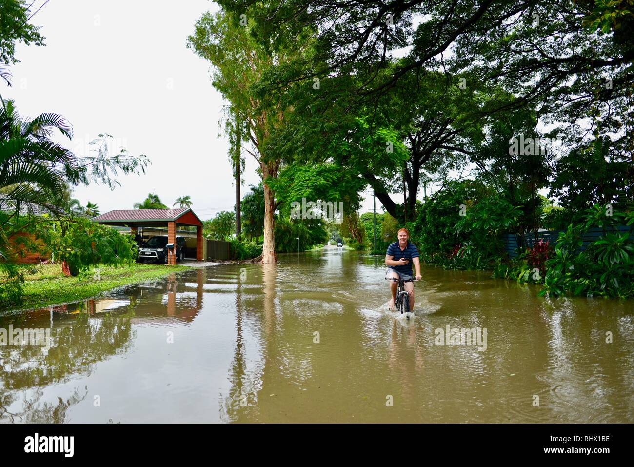 Les gens ride dans les eaux d'inondation sur les bicyclettes, Queensland, Australie. 3 2019. L'inondation a continué de s'aggraver à mesure que le déluge a continué et plus d'eau a été libéré de l'enflement du barrage de la rivière Ross pour empêcher l'échec de la mur de barrage. Crédit : P&F Photography/Alamy Live News Banque D'Images