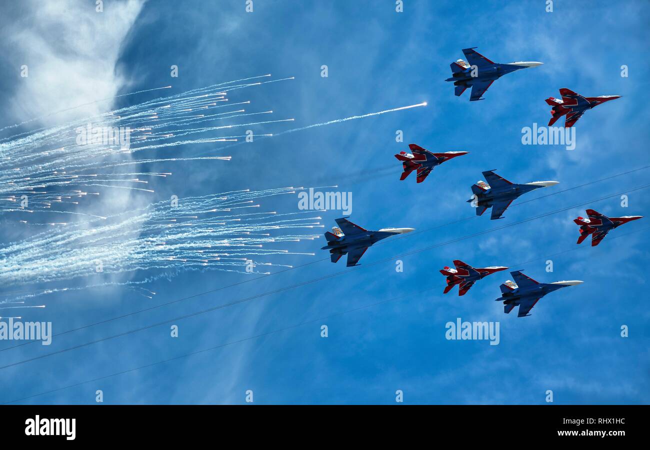 09.05.2015, à la 70e anniversaire de la Seconde Guerre mondiale, Moscou célèbre un énorme défilé militaire avec 16 000 soldats et un programme global sur la Place Rouge. Avions de combat russe de type Su-34 et MiG-29 en vol en formation. Dans le monde d'utilisation | Banque D'Images