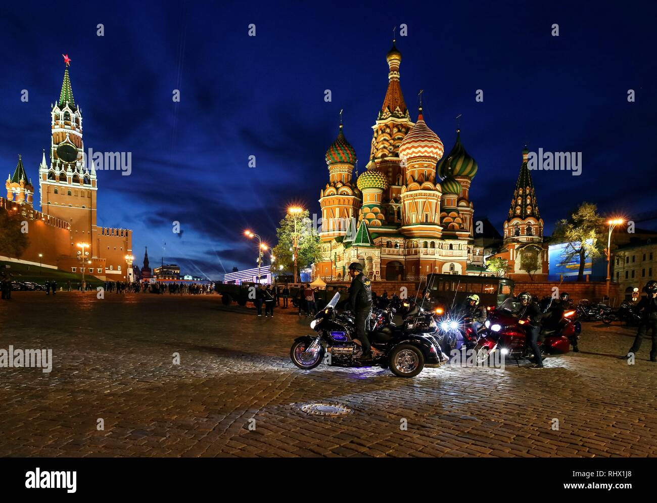 Moscou, Russie. 07Th Mai, 2015. 07.05.2015, la cathédrale Saint-Basile sur la Place Rouge à Moscou avec un membre de l'Aftertwolfe. Sur la gauche se trouve la tour du Kremlin. Utilisation dans le monde entier | Credit : dpa/Alamy Live News Banque D'Images