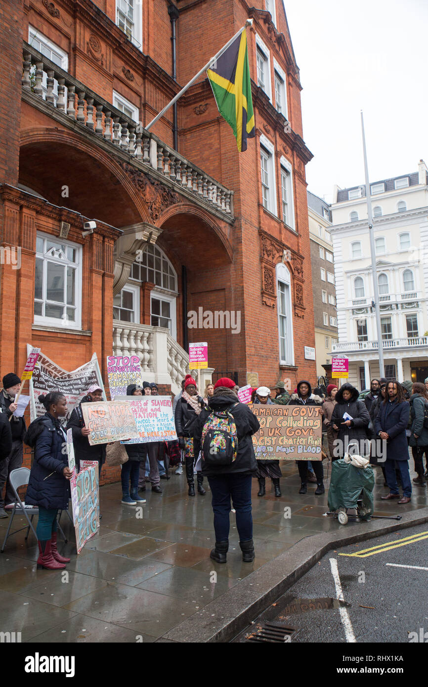 Londres, Royaume-Uni. Feb, 2019 4. Assembler les manifestants à l'extérieur du Haut-commissariat de la Jamaïque pour protester contre la déportation de la Jamaican's via les vols charter . Crédit : George Cracknell Wright/Alamy Live News Banque D'Images