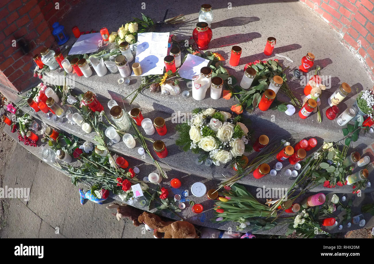 04 février 2019, Berlin : Les gens ont déposé des animaux en peluche, des fleurs et des bougies devant l'entrée de l'école primaire de Hausotter Reinickendorf. Après la mort d'un vieux de 11 ans, d'un Berlin school, beaucoup de questions demeurent sans réponse. Photo : Paul Zinken/dpa Banque D'Images