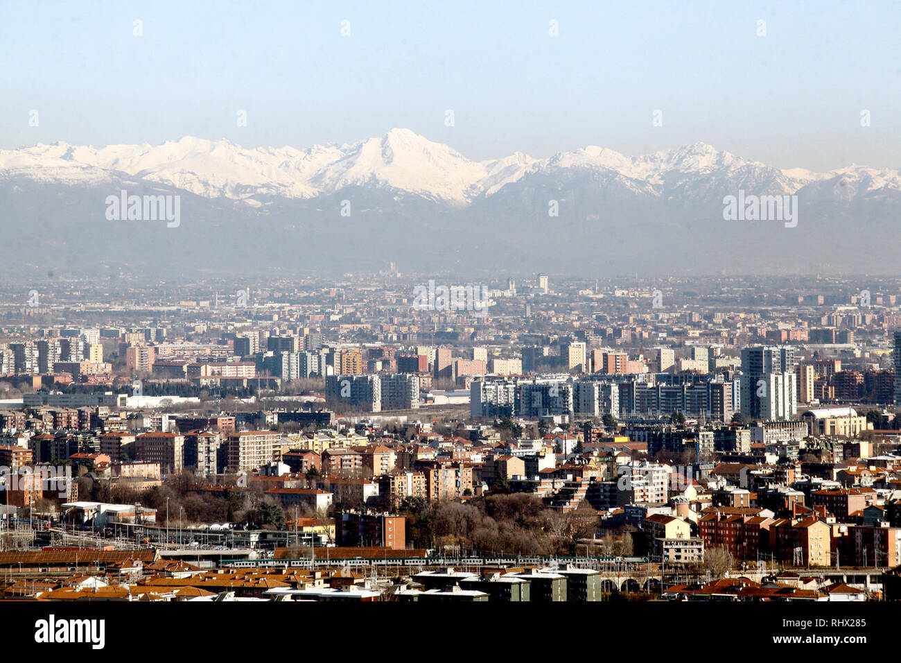 Foto LaPresse - Mourad Touati Balti 04/02/2019 Milano (Ita) Panoramiche Cronaca di Milano dal scattate trentanovesimo piano di Palazzo Lombardia, sullo sfondo le cime dei Monti innevati Nella foto : panoramica di Milano dal piano 39 di Palazzo lombardia Banque D'Images