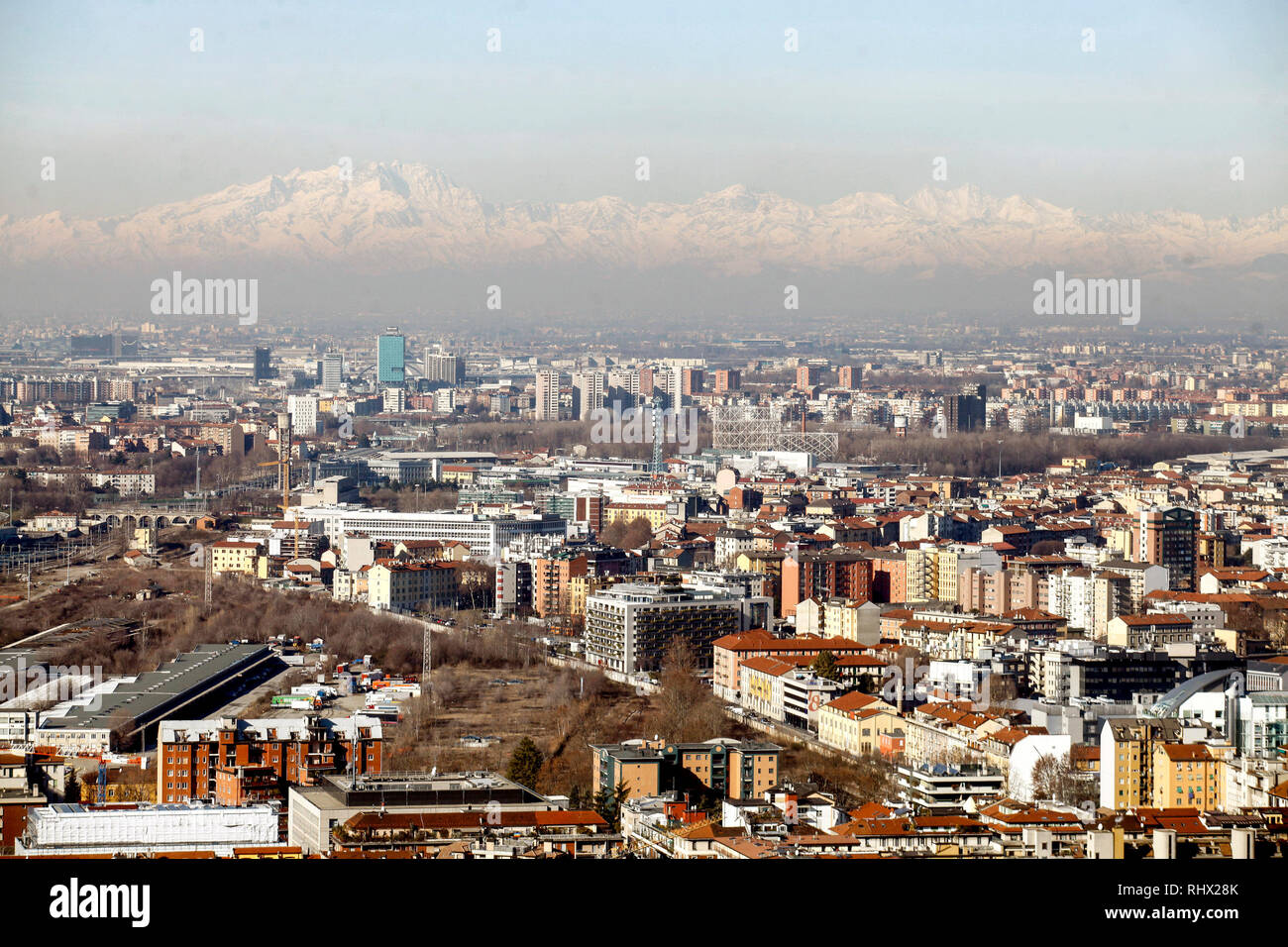 Foto LaPresse - Mourad Touati Balti 04/02/2019 Milano (Ita) Panoramiche Cronaca di Milano dal scattate trentanovesimo piano di Palazzo Lombardia, sullo sfondo le cime dei Monti innevati Nella foto : panoramica di Milano dal piano 39 di Palazzo lombardia Banque D'Images