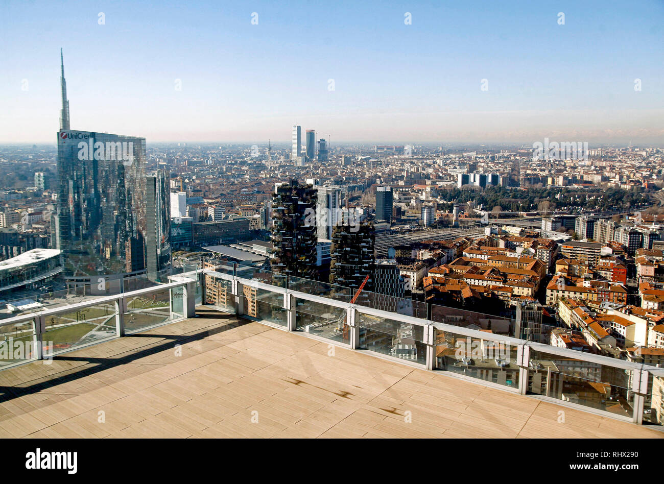 Foto LaPresse - Mourad Touati Balti 04/02/2019 Milano (Ita) Panoramiche Cronaca di Milano dal scattate trentanovesimo piano di Palazzo Lombardia, sullo sfondo le cime dei Monti innevati Nella foto : panoramica di Milano dal piano 39 di Palazzo lombardia Banque D'Images