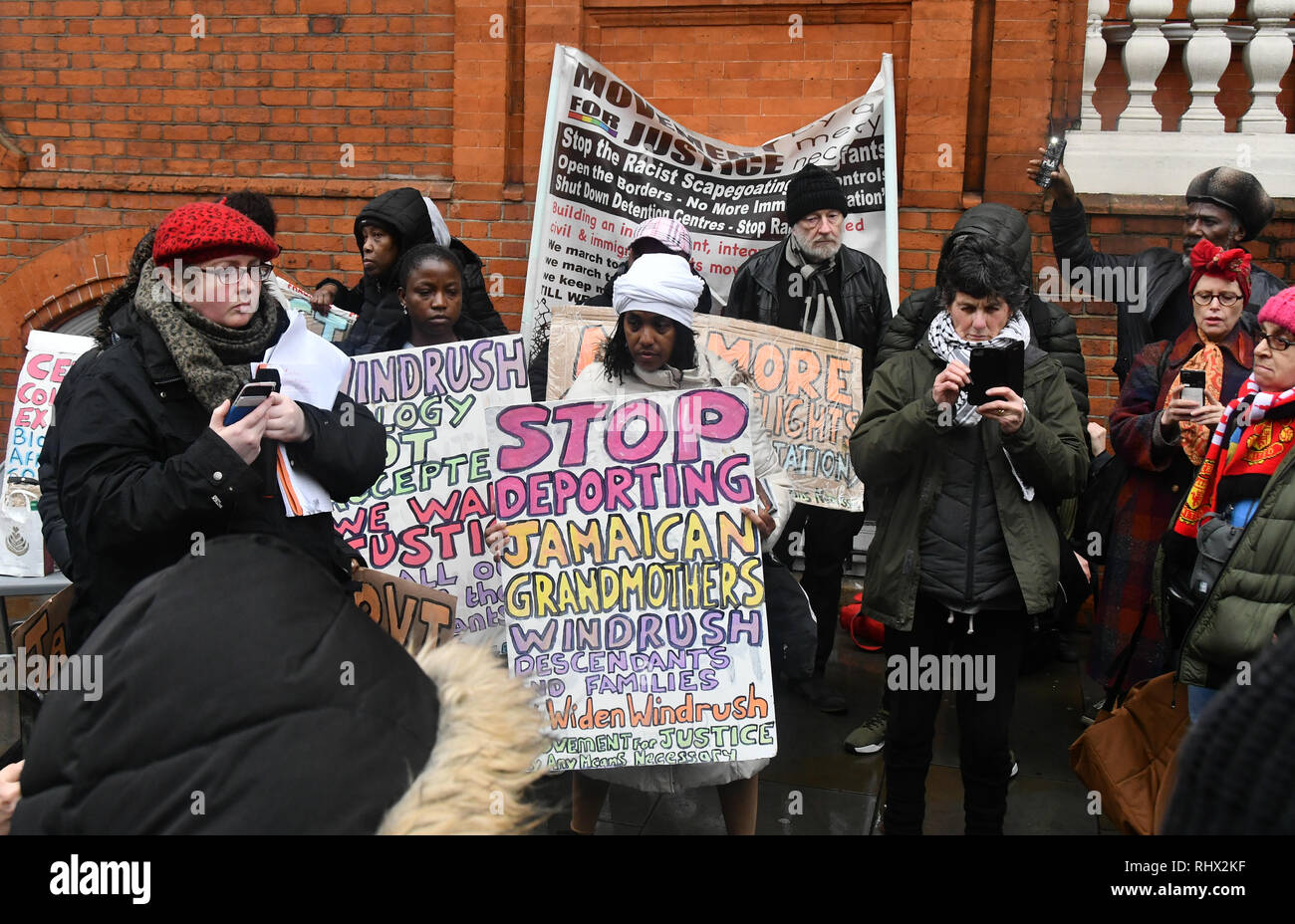 Londres, Royaume-Uni. Feb 2019 4ème. La communauté jamaïcaine protester contre la Jamaïque gouvernement agissant comme un esclave de l'Empire britannique à la collusion avec les Anglais govreanment la déportation de 36 Jamaican vivant au Royaume-Uni puisqu'il s'agit d'un enfant. Certains même le mariage avec une dame anglaise et d'avoir des enfants. Les manifestants exigent la Jamaïque gouvernement de rejeter le vol charter pour la Jamaïque le mercredi 6 mai 2019 à l'extérieur de la Commission supérieure de la Jamaïque, Londres 1 Prince Consort Road, London, UK. Credit Photo : Alamy/Capital Live News Banque D'Images