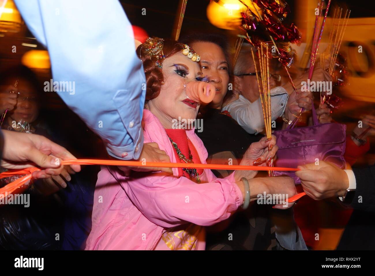 Hong Kong, Chine. Feb, 2019 4. Lana Wong ( CENTRE ), 88 ans, ancien canton de actrice Film yester-ans-cochon déguisé en costume d'offrir comme rush 'première' encens au Temple Wong Tai Shing au moment de l'arrivée du Nouvel An chinois du cochon.Feb 4, 2019 Hong Kong.ZUMA/Liau Chung-ren. Credit : Liau Chung-ren/ZUMA/Alamy Fil Live News Banque D'Images