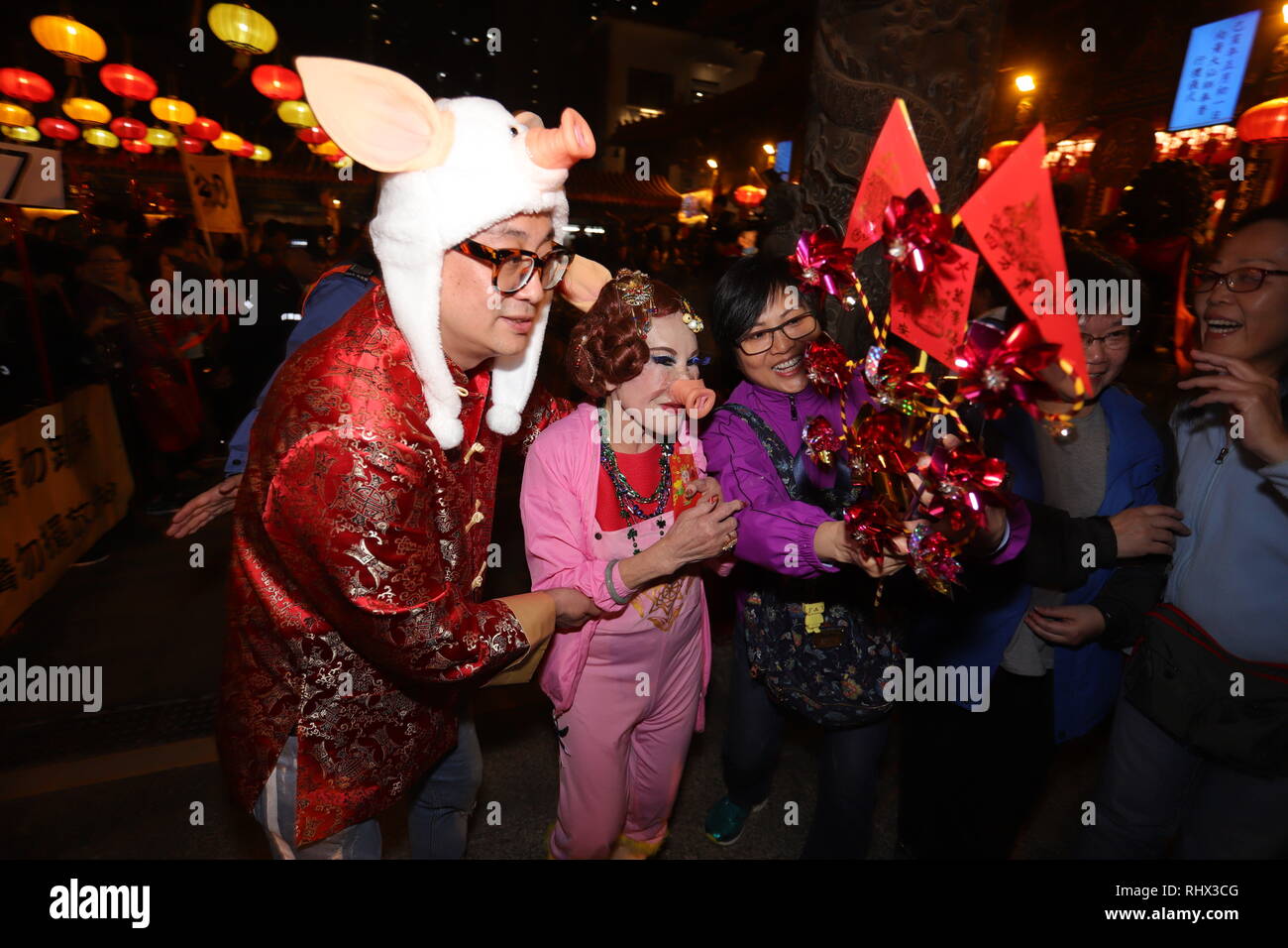 4 février 2019 - Hong Kong, Chine - Lana Wong ( CENTRE ) un canton à la retraite 88 ans l'actrice de film déguisé en cochon-comme costume est approché par ses fans pendant son offrande de la prière au Temple Wong Tai Shing sur l'arrivée de l'année du cochon.Feb-4,2019 Hong Kong.ZUMA/Liau Chung-ren (crédit Image : © Liau Chung-ren/Zuma sur le fil) Banque D'Images