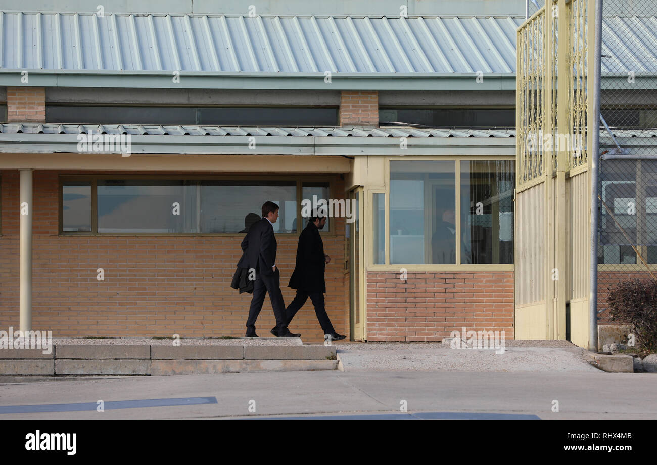 Madrid, Espagne. Le 04 février, 2019. Président du Parlement de Catalogne, Roger Torrent(R), visitez les prisonniers indépendantistes, transféré à la prison de Soto del Real, où elles sont internées ancien vice-président Oriol Junqueras, le exconsellers Jordi Turull, Josep Rull, Joaquim Forn et Raül Romeva, avec l'ancien chef de l'ANC et de sous-JxCAT Jordi Sànchez et le leader de plutonium "Jordi Cuixart. Credit : Jesús Encarna/Alamy Live News Banque D'Images