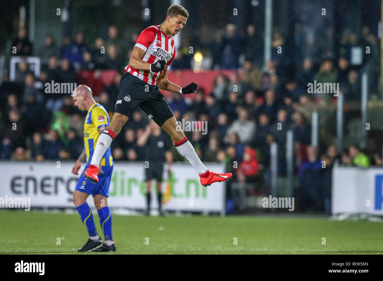 EINDHOVEN, 04-02-2019 ,De Herdgang, Keuken Kampioen Divisie, Jong PSV - Top Oss, 2018 / 2019 la saison, Jong PSV player Justin Lonwijk célébrer son but Top Oss player Jordy ter Kastanjehof (l) déception pendant le match Jong PSV - Top Oss Banque D'Images