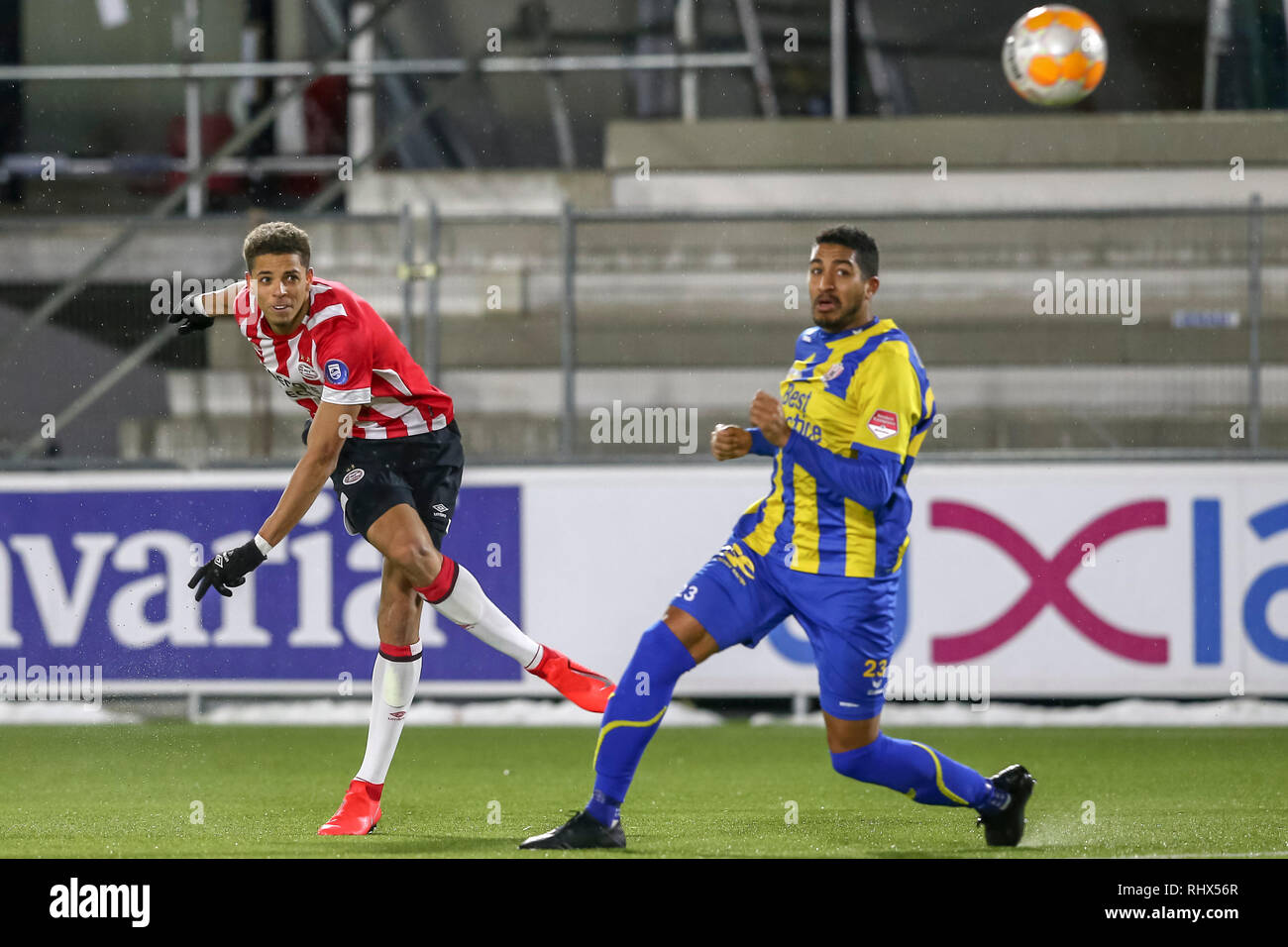 EINDHOVEN, 04-02-2019 ,De Herdgang, Keuken Kampioen Divisie, Jong PSV - Top Oss, 2018 / 2019 la saison, Jong PSV player Justin Lonwijk marqué (1-1) Top Oss player Norichio Nieveld (r) au cours du match Jong PSV - Top Oss Banque D'Images