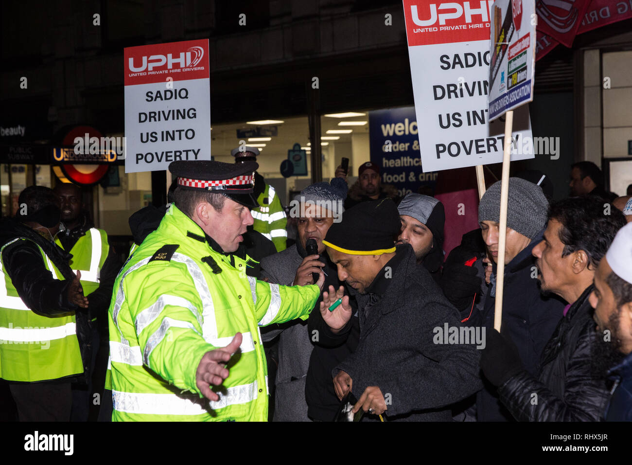 Londres, Royaume-Uni. 4 Février, 2019. Des centaines de pilotes minicab bloquer le pont de Londres dans le cadre d'une manifestation organisée par l'Organisation des pilotes de voitures privées (UPHD) branche de l'Union des travailleurs indépendants de Grande-bretagne (IWGB) à la suite de l'introduction en décembre du péage urbain pour les minicabs. Credit : Mark Kerrison/Alamy Live News Banque D'Images