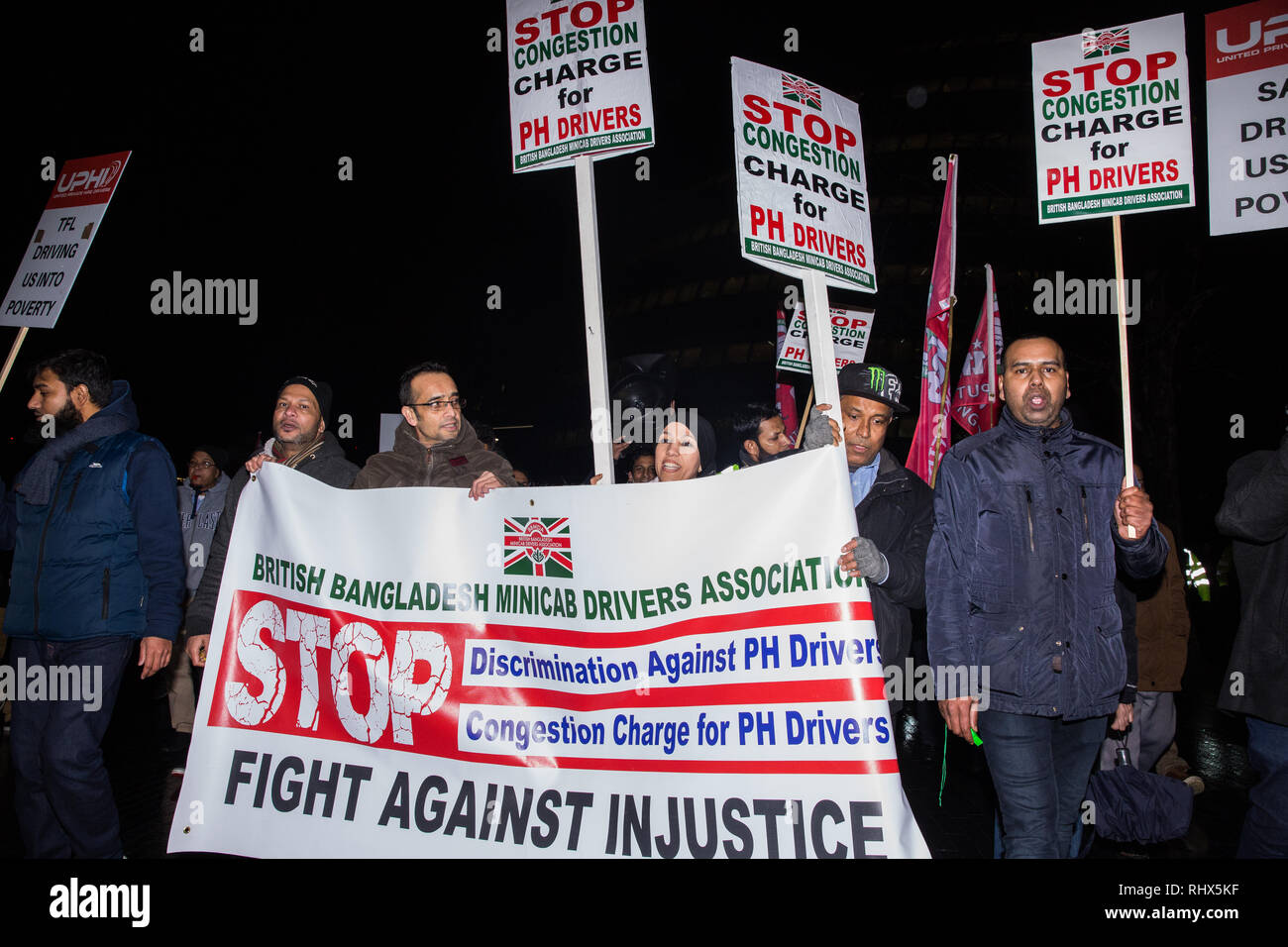 Londres, Royaume-Uni. 4 Février, 2019. Des centaines de pilotes autour de Southwark minicab mars après avoir manifesté devant l'Hôtel de Ville et l'ayant quitté leurs véhicules de bloquer le pont de Londres dans le cadre d'une manifestation organisée par l'Organisation des pilotes de voitures privées (UPHD) branche de l'Union des travailleurs indépendants de Grande-bretagne (IWGB) à la suite de l'introduction en décembre du péage urbain pour les minicabs. Credit : Mark Kerrison/Alamy Live News Banque D'Images