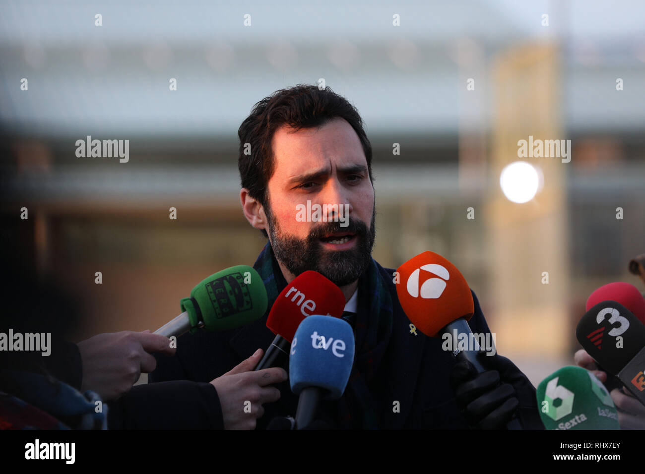 Président du Parlement de Catalogne, Roger Torrent vu parler aux médias au cours de sa visite. Président du Parlement, Roger Torrent, visiter les prisonniers indépendantistes, transféré à la prison de Soto del Real de Madrid. Banque D'Images