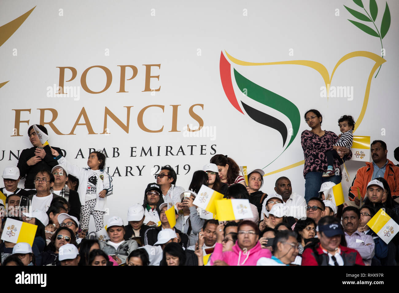 Abu Dhabi, Emirats Arabes Unis. 05 févr., 2019. Les gens attendent pour l'arrivée du Pape François au Zayed Sports City Stadium. Le Pape est sur la toute première visite du pape à la péninsule Arabe. Credit : Gehad Hamdy/dpa/Alamy Live News Banque D'Images