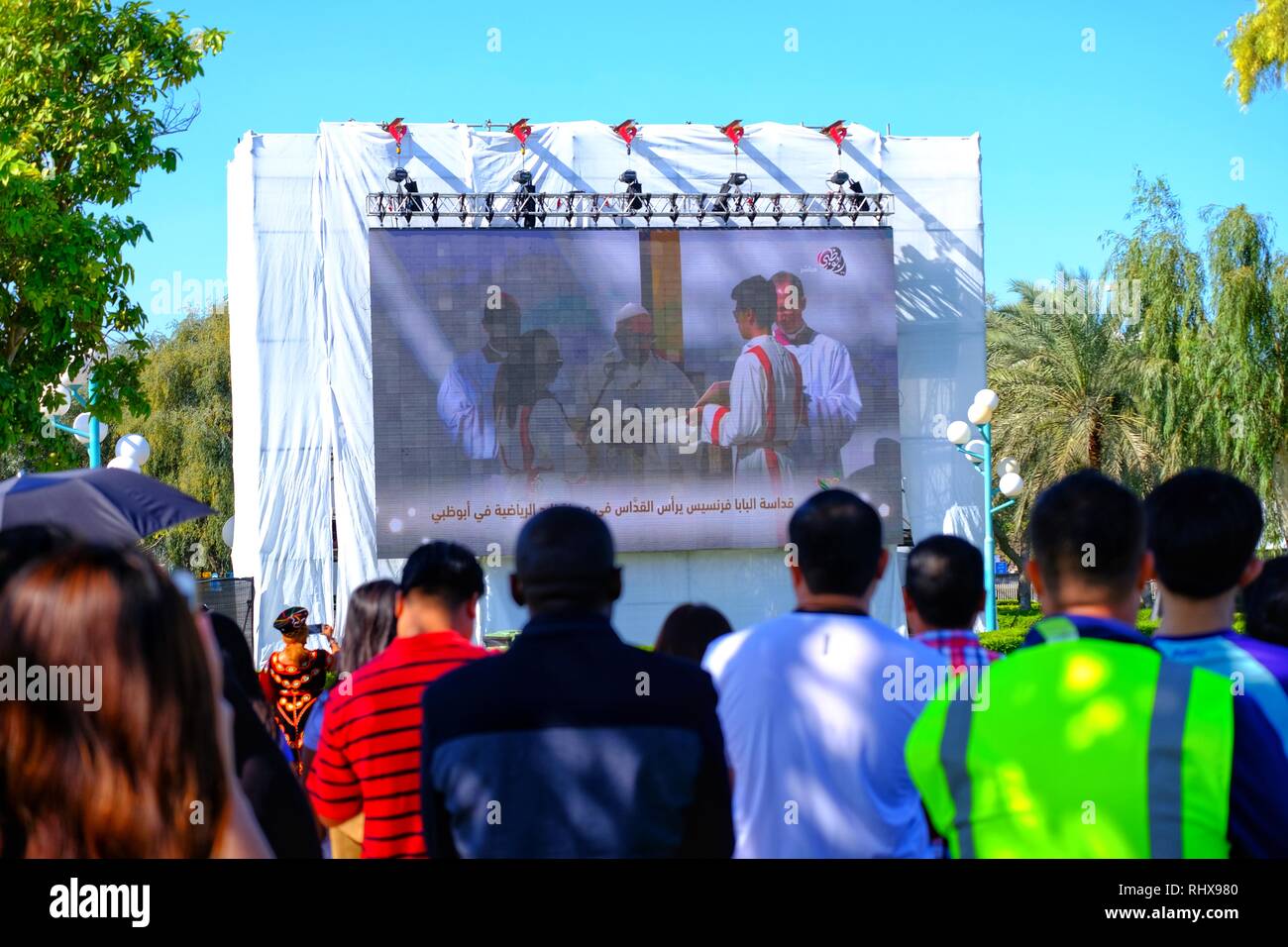 Sheikh Zayed Sports City, Abu Dhabi, UAE - 5 Février, 2019 : Les amateurs de regarder le Pape François sur bug écran lors de sa visite à Abu Dhabi, EAU. Credit : Fahd Khan/Alamy Live News Banque D'Images