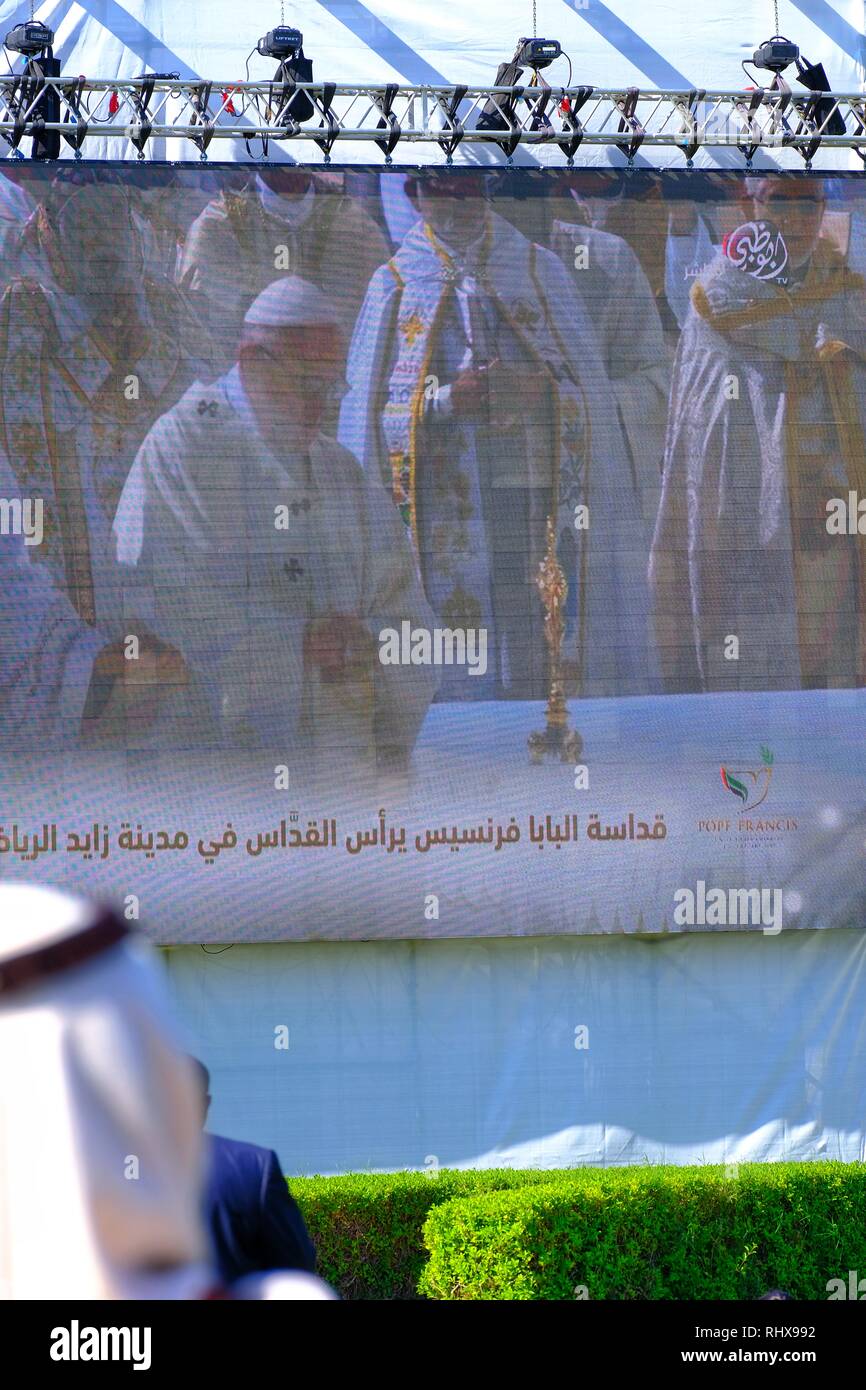 Sheikh Zayed Sports City, Abu Dhabi, UAE - 5 Février, 2019 : Les amateurs de regarder le Pape François sur bug écran lors de sa visite à Abu Dhabi, EAU. Credit : Fahd Khan/Alamy Live News Banque D'Images