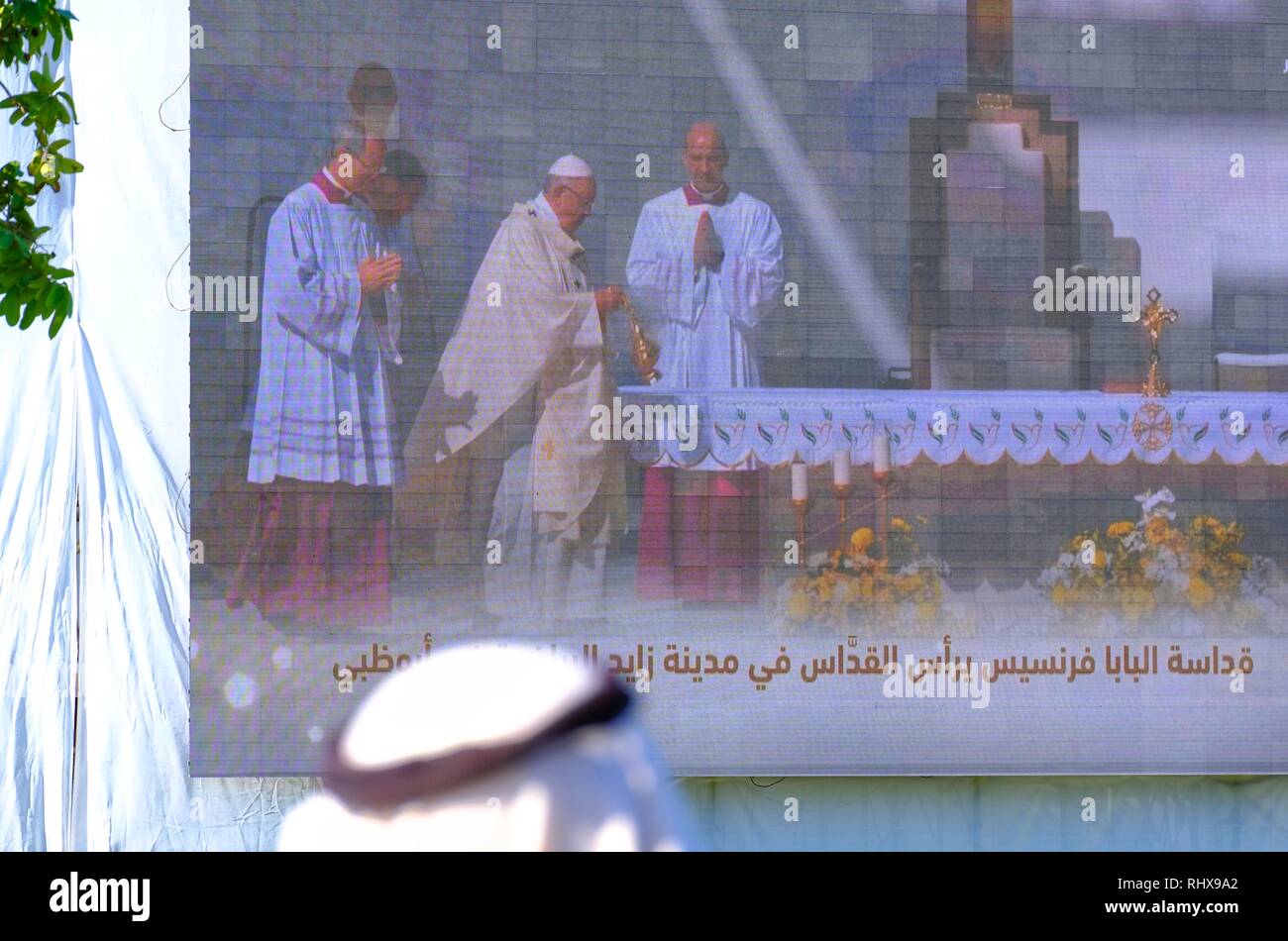 Sheikh Zayed Sports City, Abu Dhabi, UAE - 5 Février, 2019 : Les amateurs de regarder le Pape François sur bug écran lors de sa visite à Abu Dhabi, EAU. Credit : Fahd Khan/Alamy Live News Banque D'Images