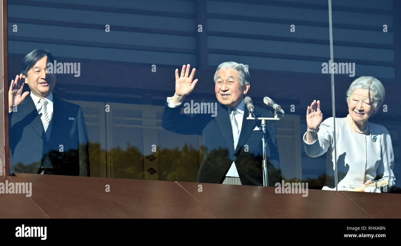 Tokyo, Japon - L'Empereur Akihito, accompagné de l'Impératrice Michiko, fait une apparition publique - comme son dernier empereur Japans. 2 Jan, 2019. recevoir des milliers de sympathisants lors d'une audience de l'an au Palais Impérial à Tokyo le mercredi, Janvier 2, 2019. Akihito est situé à abdiquer le 30 avril, pour être remplacé par son fils aîné, le Prince héritier Naruhito, le 1 mai. Credit : Natsuki Sakai/AFLO/Alamy Live News Banque D'Images