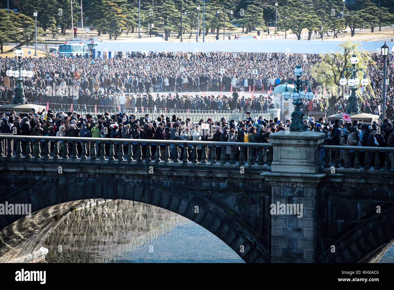 Tokyo, Japon. 2 Jan, 2019. TOKYO, JAPON - 2 janvier : les gens à pied le lieu de l'empereur Akihito du Japon de l'an l'apparition publique avec les membres de la famille au Palais Impérial de Tokyo, Japon, le 2 janvier 2019. (Photo : Richard Atrero de Guzman/ Aflo Photo) Banque D'Images