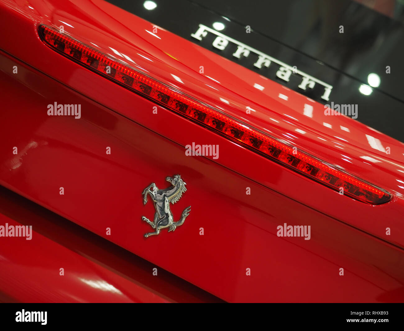 Bucarest, Roumanie - 03 février, 2019. Rouge Ferrari 488 GTB en showroom. Voiture de sport italienne rapide Banque D'Images