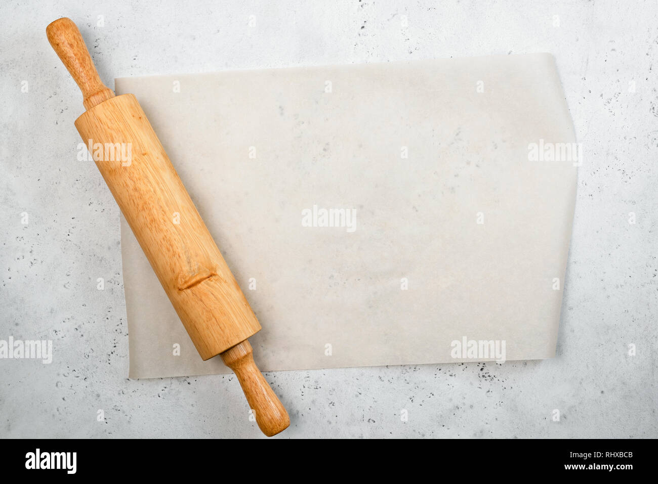Rouleau à pâte et papier cuisson avec arrière-plan de l'espace pour copier du texte, recette, menu. La cuisson ou la cuisson des aliments contexte Banque D'Images