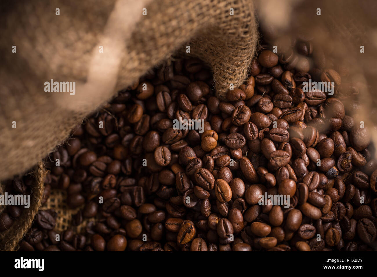 Les grains de café en sac de jute. Banque D'Images