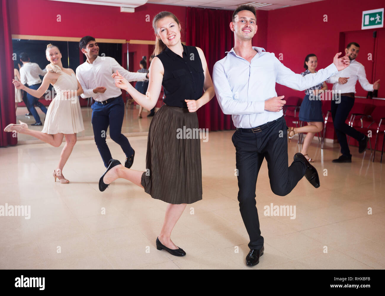 Couples de danseurs adultes bénéficiant d'actif le boogie-woogie dans studio moderne Banque D'Images