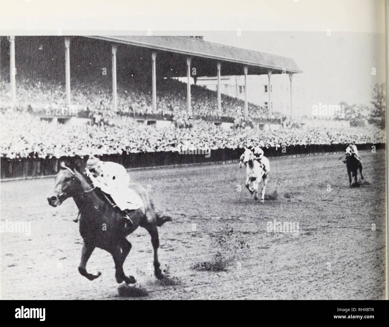 . Belmont Park, 1905-1968.. Hippodromes (courses de chevaux). Numéro 6 : Eddie Arcaro ivinnin^ l 1955 Belmont Stakes avec Nashua par neuf longueurs dépassant Blazing Count. Portersville était troisième. C'était la sixième victoire Arcaro dans le Belmont, un record de tous les temps dans une course ivhose 100e exécution est à neiv Belmont Park cette année. sept poulains première passé le fil dans la course célèbre son centenaire cette vear à nouveau Bel- mont Park. La dernière fois que les soies Belair voletaient gagnant de jockey's retour à l'ancien hôtel Belmont Park a été en 1955. lorsque la fantaisie ont traversé Arcaro- exploiter légalement Nashua fascinant à une longueur de 9 victoire Banque D'Images