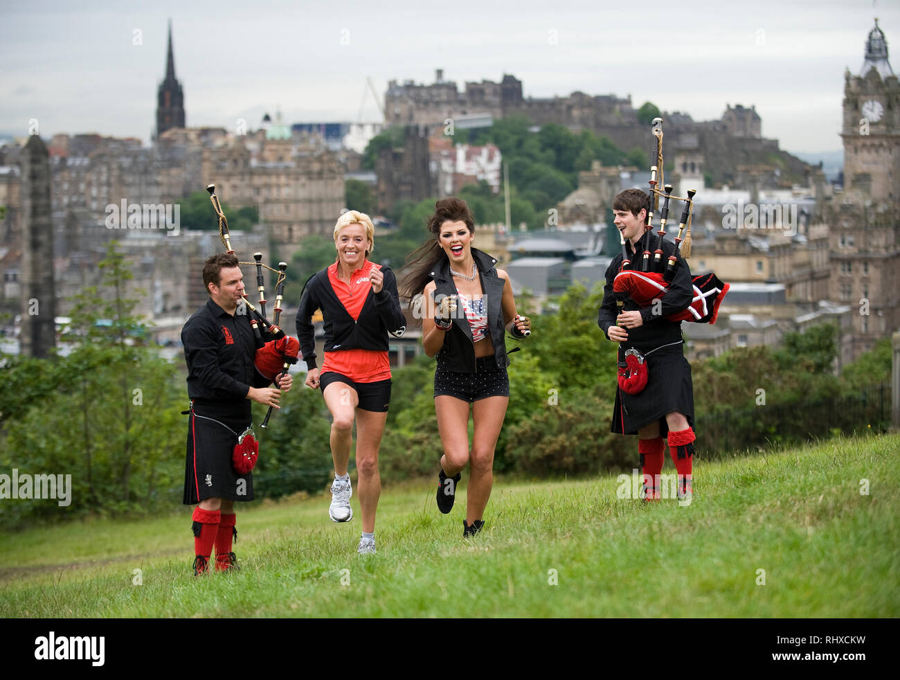 Liz McColgan, Nieve Jennings et les Red Hot Chili Pipers promouvoir le Rock 'n' Roll à demi-marathon d'Edimbourg Calton Hill, à Édimbourg. L-R Stuart Ca Banque D'Images