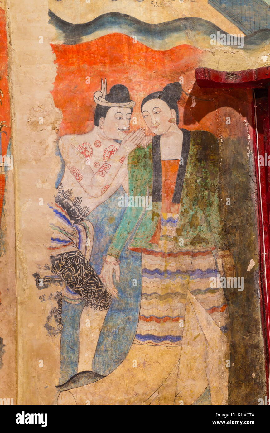 Nan, Thaïlande - 15 décembre 2018 : la célèbre peinture murale d'un homme chuchoter à l'oreille d'une femme, du Wat Phumin, un célèbre temple en Thaïlande. Banque D'Images