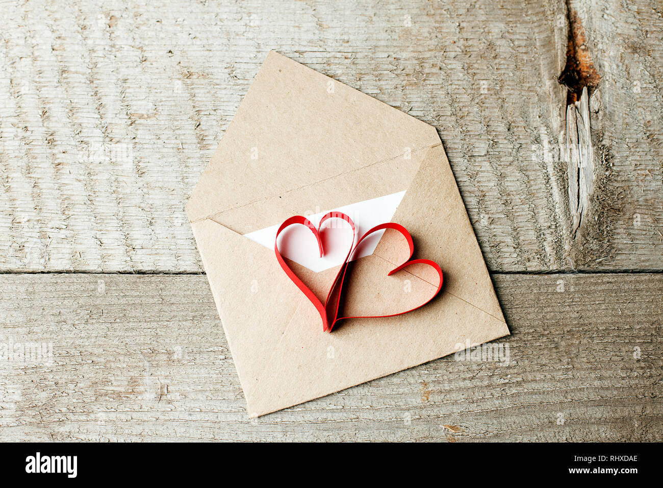 Lettre d'amour enveloppe avec coeurs rouges sur fond de bois, gros plan  romantique Saint-Valentin Photo Stock - Alamy