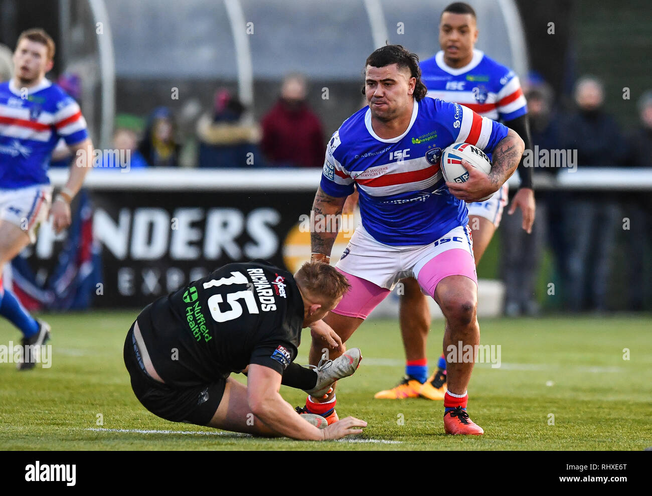 3 février 2019 , Terrain de sport Trailfinders, Londres, Angleterre ; Betfred Super League, ronde 1, London Broncos vs Wakefield Trinity ; David Fifita (8) de Wakefield Trinity se dérobe à l'attaquer de Greg Richards (15) de London Broncos Crédit : Craig Thomas/News Images Banque D'Images