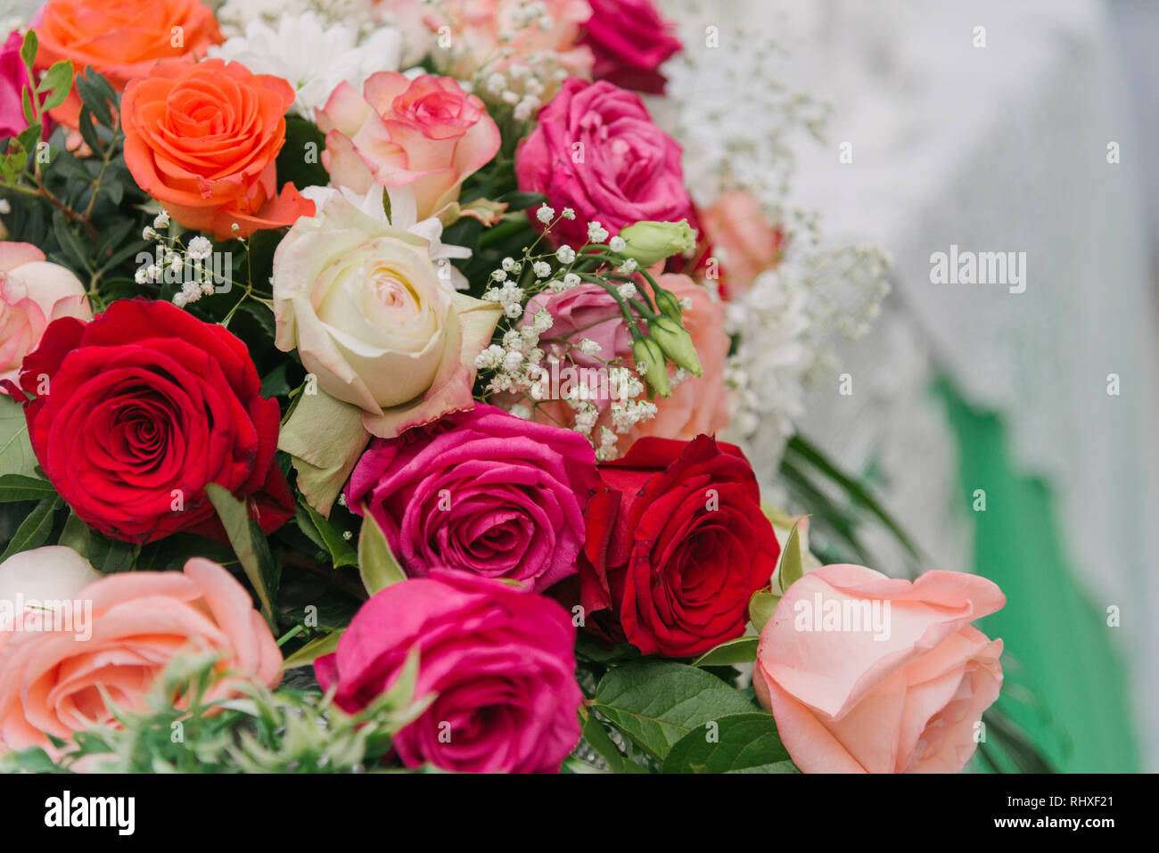 Bouquet de fleurs. Roses multicolores. Bouquet de fleurs différentes. Photo Banque D'Images