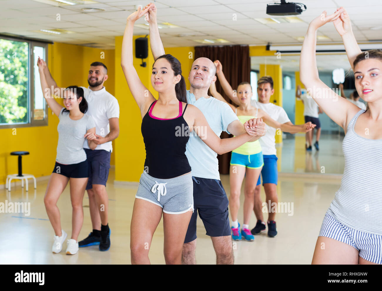 Bachata danse adultes positifs ensemble dans la salle de danse Banque D'Images