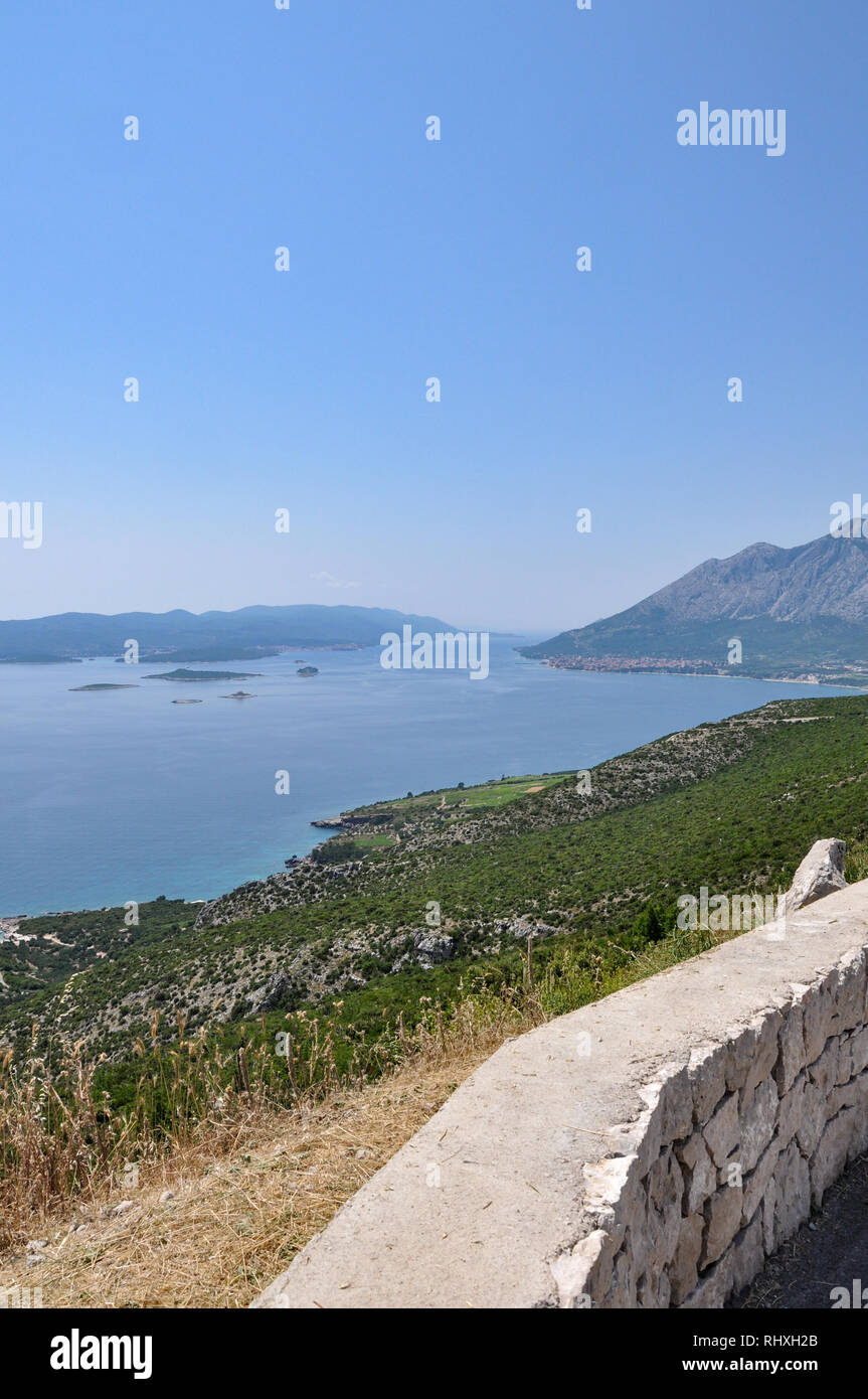Vue depuis la D414 sur la péninsule de Pelješac à travers le détroit de Pelješac vers l'île de Korcula, Croatie Banque D'Images