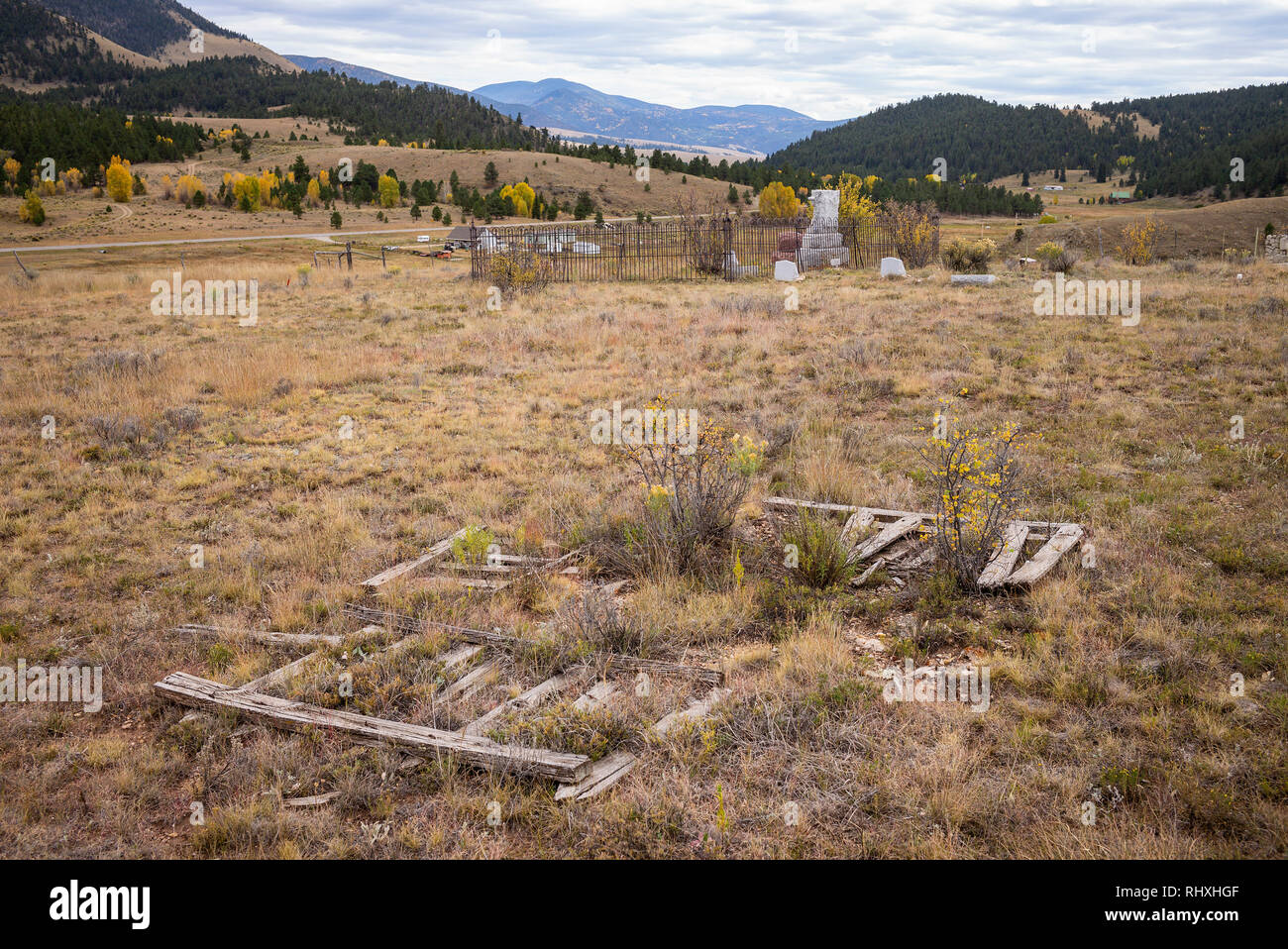 Cimetière d'Elizabethtown, une ancienne ville minière et maintenant une ville fantôme abandonnée sur le cercle enchanté Scenic Byway près de Eagle Nest, New Mexico, USA Banque D'Images