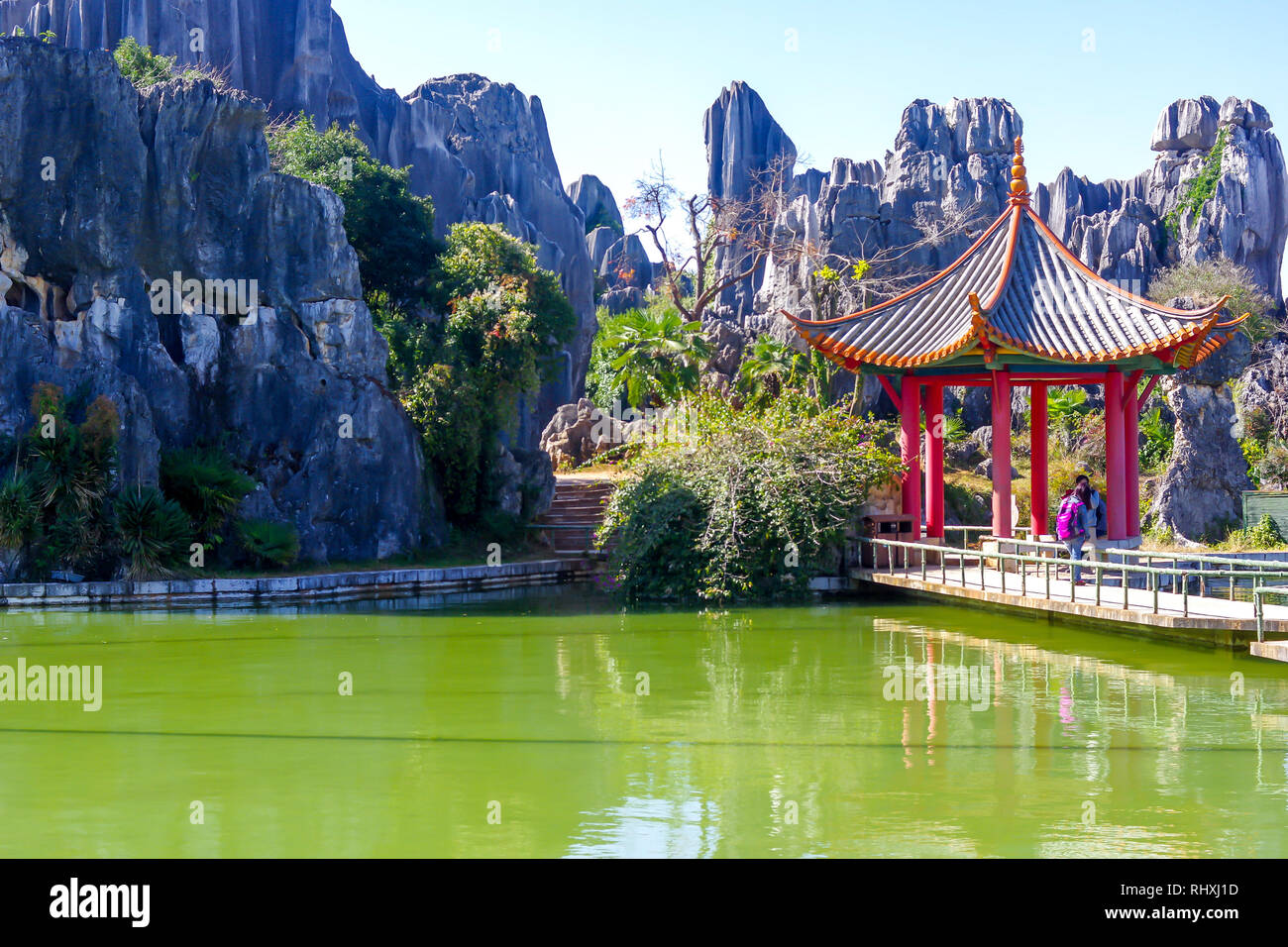 Pavillon chinois sur un lac en forêt de pierre, Kunming, Chine Banque D'Images