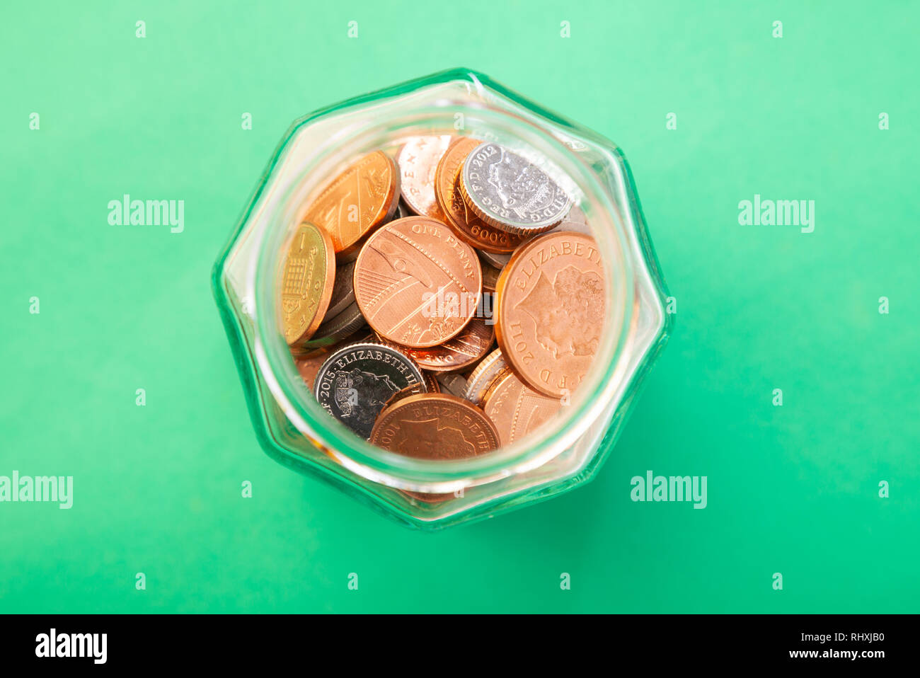 Pièces de monnaie britanniques dans un bocal (vue de dessus). Banque D'Images