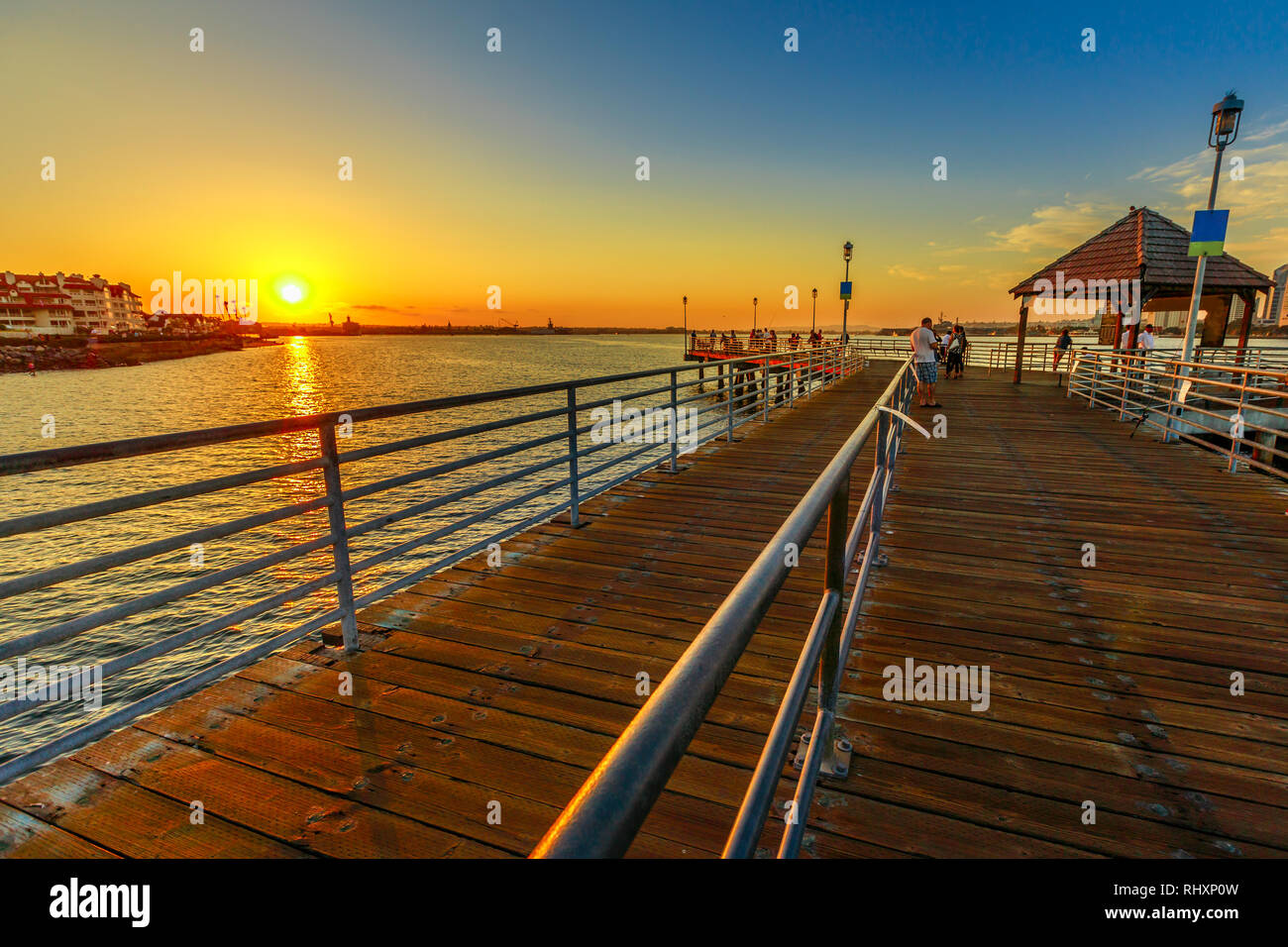 Scenic coucher du soleil sur la baie de San Diego à partir de l'ancienne jetée en bois dans l'île de Coronado, en Californie. Les gens et les touristes la pêche et la marche à pied et profiter de la vue Banque D'Images