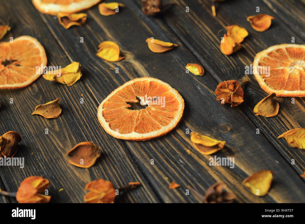 Orange en tranches et de pétales d'hibiscus sur fond de bois. Banque D'Images