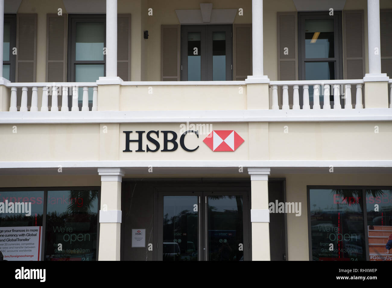 Hamilton, Bermudes - Mars 20, 2016 : Banque HSBC building. Office de tourisme l'entrée dans la banque HSBC. La banque HSBC de l'administration et des finances. Structure et architecture de la banque HSBC Banque D'Images