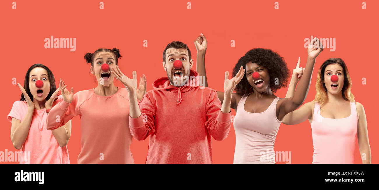 Le collage de visages de gens surpris au nez rouge 24. Le clown, fun, party, fête, funny, la joie, l'humour, de concept. Les émotions humaines, l'expression faciale concept. collage des hommes et des femmes Banque D'Images