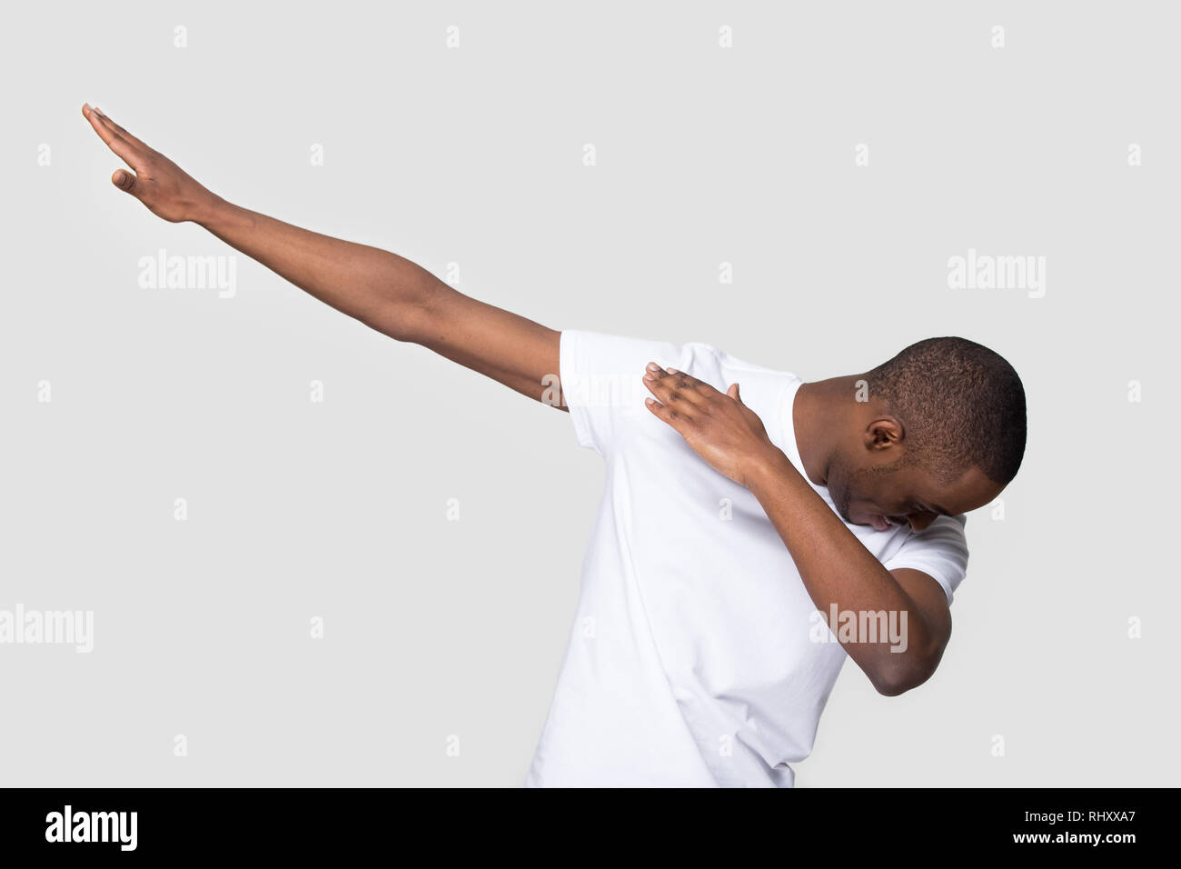 Heureux homme noir faire de geste dab sur fond studio blanc Banque D'Images