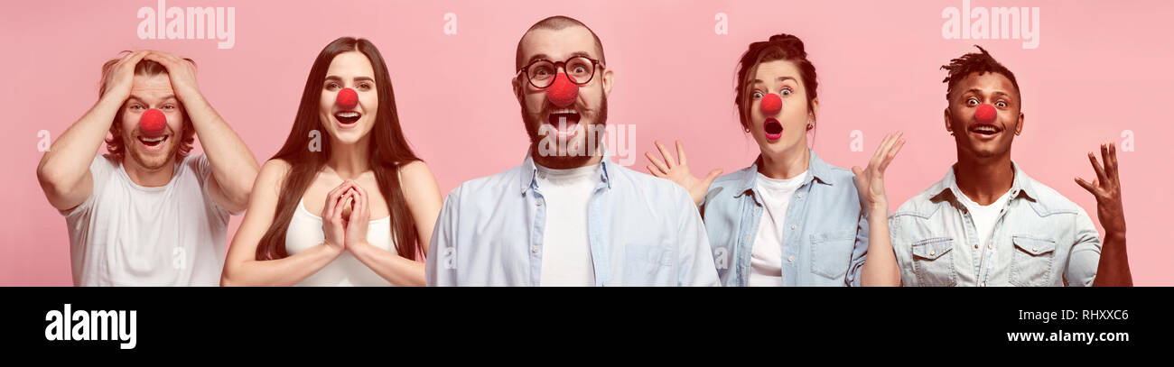 Le collage de visages de gens surpris au nez rouge 24. Le clown, fun, party, fête, funny, la joie, l'humour, de concept. Les émotions humaines, l'expression faciale concept. collage des hommes et des femmes Banque D'Images